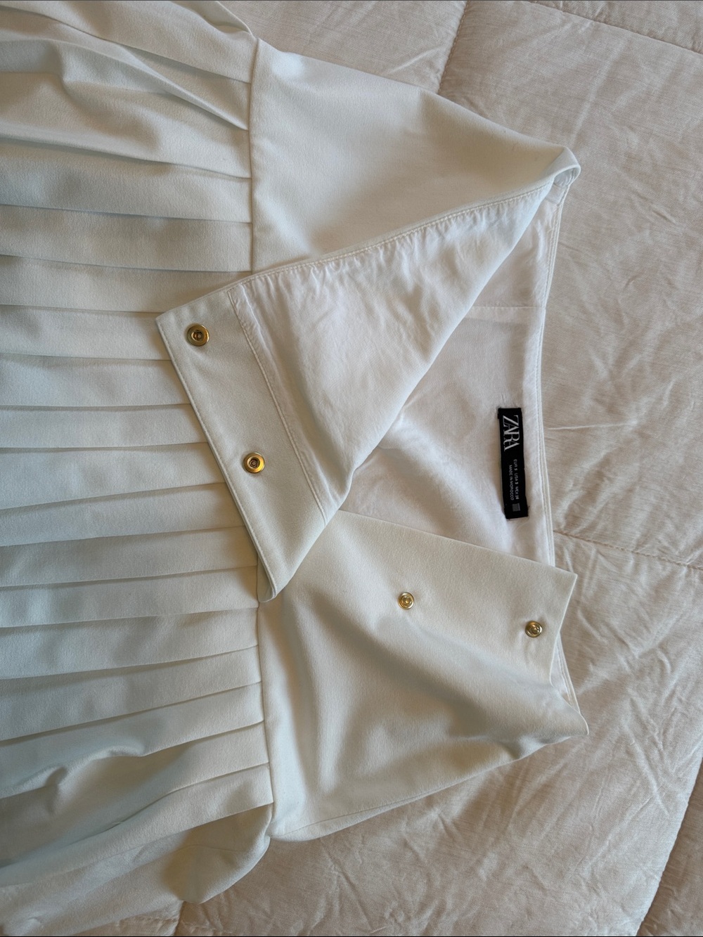 Zara White Pleated Mini Skirt with Gold Button Detail - Picture 2 of 6